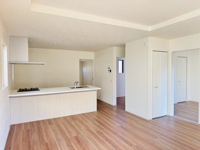 八王子市　兵衛　新築一戸建て　１期の居間・リビング|～18.0帖の明るいLDKで、家族団欒の時間をお過ごしいただけます～