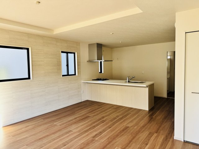 八王子市　兵衛　新築一戸建て　１期の内装|～18.0帖の明るいLDKで、家族団欒の時間をお過ごしいただけます～