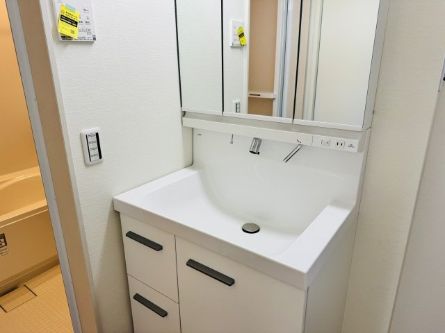 八王子市　兵衛　新築一戸建て　１期の独立洗面台|～３面鏡付きの独立洗面台　細々している物をスッキリ収納出来ます～