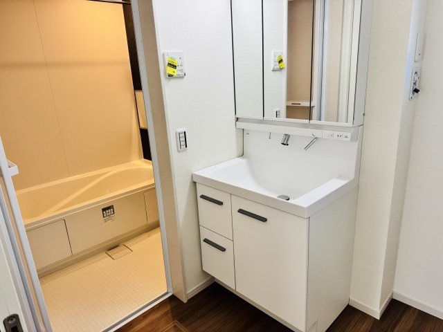 八王子市　兵衛　新築未入居戸建て　１期の脱衣所|～窓付きで明るい洗面所　換気もしやすいです～