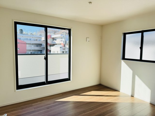 八王子市　兵衛　新築一戸建て　１期の寝室|～2階8.1帖の主寝室　ベッドなど大型家具のレイアウトもしやすい広さです～