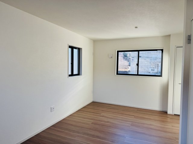 八王子市　兵衛　新築一戸建て　１期の子供部屋|～2階10.4帖の洋室　5.9帖と4.5帖の洋室2間へ間仕切りも可能な2ドア1ルーム仕様～