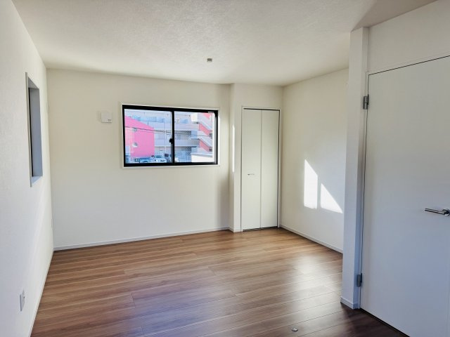 八王子市　兵衛　新築一戸建て　１期の子供部屋|～2階10.4帖の洋室　5.9帖と4.5帖の洋室2間へ間仕切りも可能な2ドア1ルーム仕様～