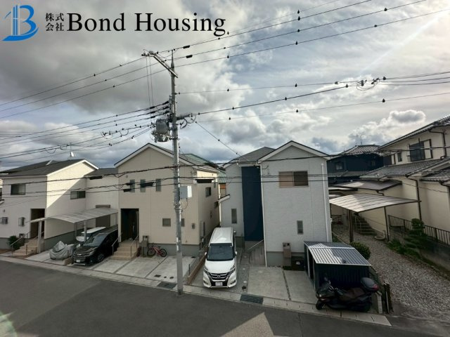 室内フルリフォ済み・前面道路広々６ｍ・竜が岡　中古戸建の前面道路含む現地写真