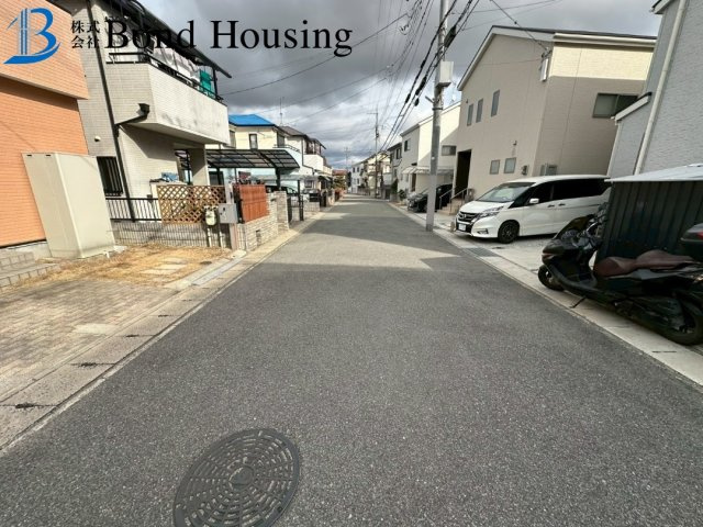 室内フルリフォ済み・前面道路広々６ｍ・竜が岡　中古戸建の前面道路含む現地写真