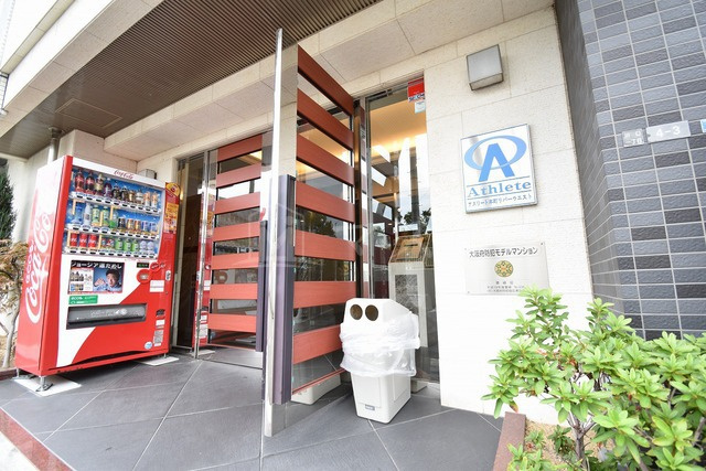 アスリート本町リバーウエストのエントランス