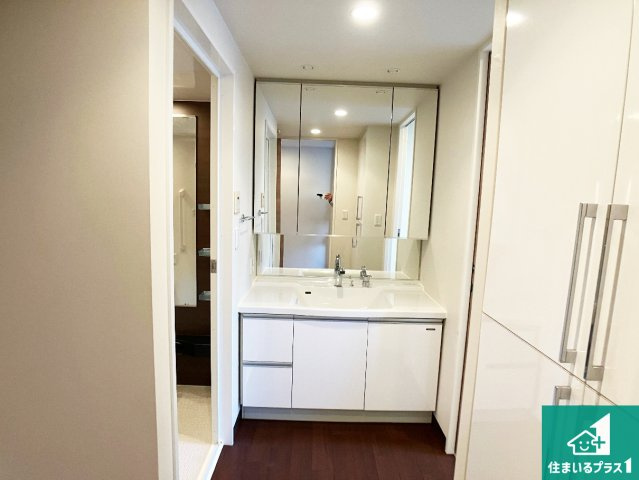 ルネ・ヒルトップフラッツの独立洗面台|清潔感のある洗面台です。フラットな鏡は掃除がしやすく毎日清潔！鏡裏には収納があるのでスッキリとした洗面台が保てます。