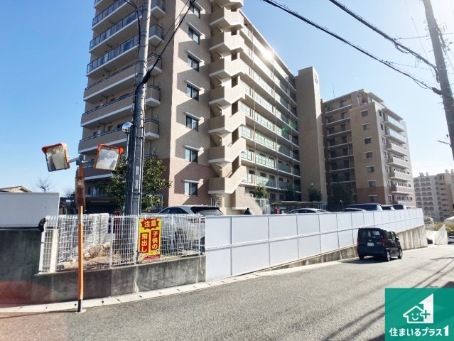 ルネ・ヒルトップフラッツの外観|周辺は閑静な住宅街！前面道路広々で車の出し入れも便利です。駐車が苦手な方でも安心して車庫入れできます！