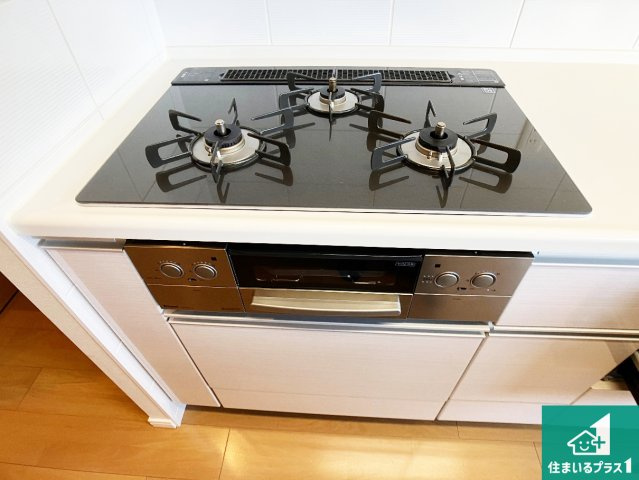 ルネ・ヒルトップフラッツの設備|ダブル高火力Ｓｉセンサー付きコンロ！３口あるので、まとめて料理をする時も大活躍！