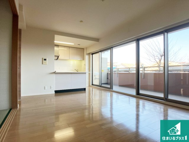 ルネ・ヒルトップフラッツの居間・リビング|日当たり良好の明るいリビングで朝の目覚めもスッキリできそう！対面キッチンでご家族のコミュニケーションも自然と増える設計！小さなお子様が遊ぶスペースを作っても広々とくつろげるLDK！