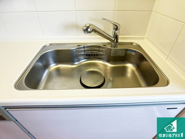 ルネ・ヒルトップフラッツのキッチン|子供を見守りながらお料理が出来るため家族のコミュニケーションか増えます♪スペースが広く確保されている為お子様が大きくなったときは一緒に料理を楽しめます♪