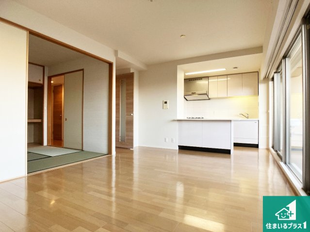 ルネ・ヒルトップフラッツの居間・リビング|明るいリビングで朝の目覚めもスッキリできそう！対面キッチンでご家族のコミュニケーションも自然と増える設計！小さなお子様が遊ぶスペースを作っても広々とくつろげるLDK！