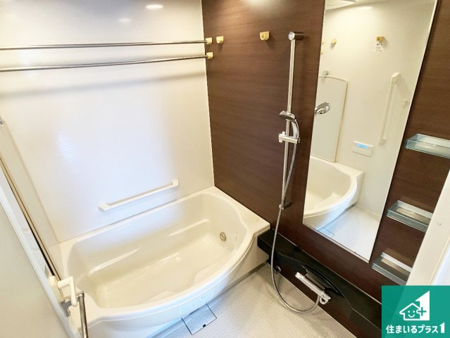 ルネ・ヒルトップフラッツの浴室|足をゆったり伸ばして寛げる浴槽です。窓が設けられていますので差し込む光が明るく穏やかな雰囲気にしてくれます♪浴室乾燥機も設置しているので、雨の日の洗濯物も安心です♪