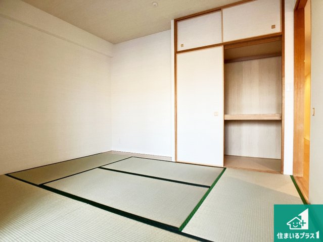 ルネ・ヒルトップフラッツの和室|寝室は心地よい眠りについてもらいたくて、シンプルかつ開放的な空間な設計にしています！大きな窓から差し込む日が心地いいです♪