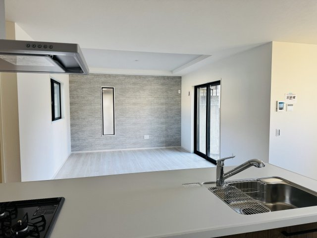 八王子市　兵衛　新築一戸建て　１期の内装|～リビング側の家族とコミュニケーションをとりやすいキッチンです～