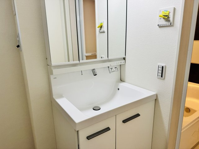 八王子市　兵衛　新築未入居戸建て　１期の独立洗面台|～３面鏡付きの独立洗面台　細々している物をスッキリ収納出来ます～