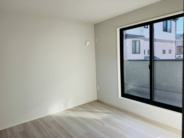 八王子市　兵衛　新築一戸建て　１期の寝室|～2階8.5帖の主寝室　ベッドなど大型家具のレイアウトもしやすい広さです～