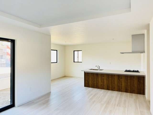 八王子市　兵衛　新築一戸建て　１期の居間・リビング|～21.2帖の明るく開放感のあるLDK、家族団欒の時間をお過ごしいただけます～