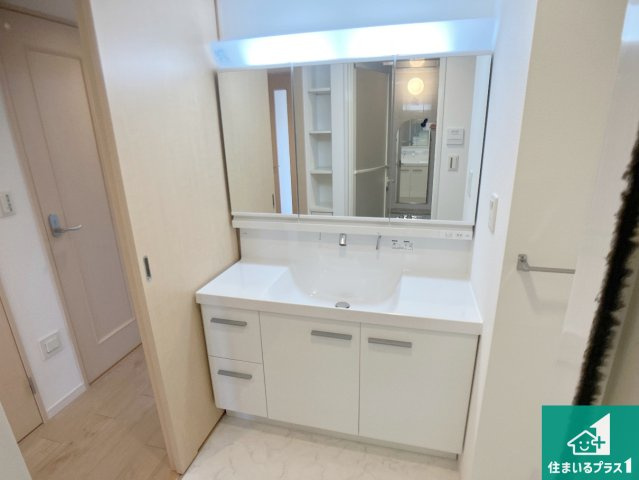 ウインヒルズジェームズ山の独立洗面台|清潔感のある洗面台です。フラットな鏡は掃除がしやすく毎日清潔！鏡裏には収納があるのでスッキリとした洗面台が保てます。