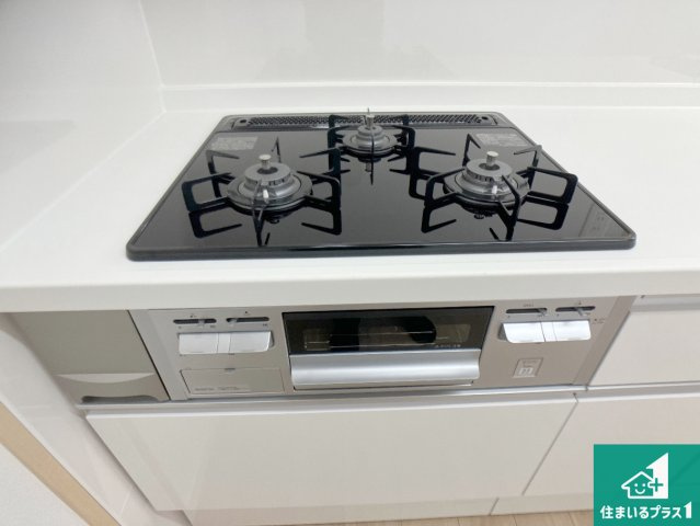 ウインヒルズジェームズ山の設備|ダブル高火力Ｓｉセンサー付きコンロ！３口あるので、まとめて料理をする時も大活躍！