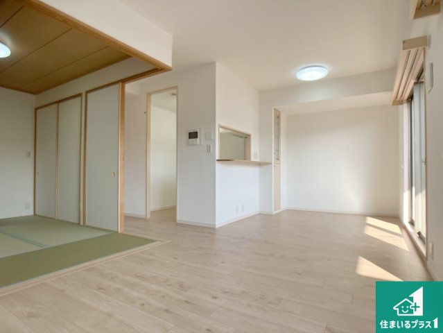 ウインヒルズジェームズ山の居間・リビング|子供を見守りながらお料理が出来るため家族のコミュニケーションか増えます♪スペースが広く確保されている為お子様が大きくなったときは一緒に料理を楽しめます♪