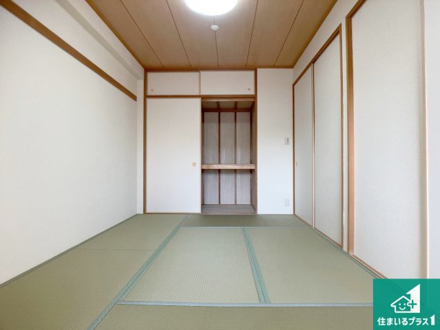 ウインヒルズジェームズ山の和室|一室あると便利な和室は客間としてだけでなく、小さなお子様のプレイルームや食後のくつろぎスペースとしてもご利用いただけます。収納もついていますので大活躍間違いなし！