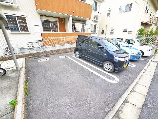 エレガンシアの駐車場|駐車場に車を止められます