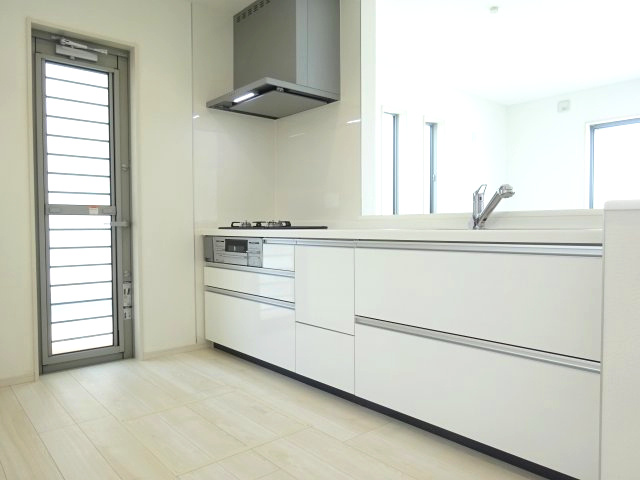 第2中之条町大字伊勢町　新築戸建　1号棟のキッチン|人気のカウンターキッチン採用です☆ゴミ出しに便利な勝手口付き！
コンロも３口ご用意しています！調理スペースも広くストレスなくお料理できます。
浄水器つきなので美味しいお水も飲めますよ♪