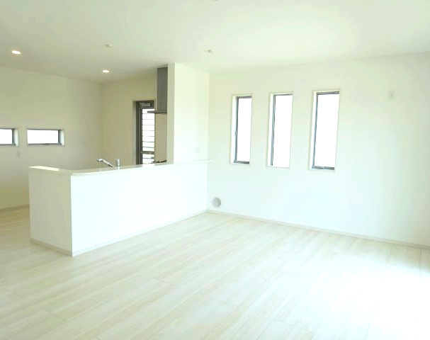 第2中之条町大字伊勢町　新築戸建　1号棟の居間・リビング|18.83帖広々リビング。人気の対面式キッチンを配した空間はお好みの家具も合わせやすく、家族がくつろぐ快適な空間造りをサポート。窓からは明るい陽光が差し込みます。