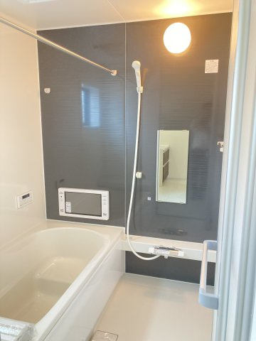 第2中之条町大字伊勢町　新築戸建　1号棟の浴室|１坪タイプのフルオートバスです！
足を延ばして入れる広さなので一日の疲れも癒されますよ♪
室内物干しや浴室乾燥機もあるのでお天気の悪い日にはランドリースペースとしてもご利用できます！