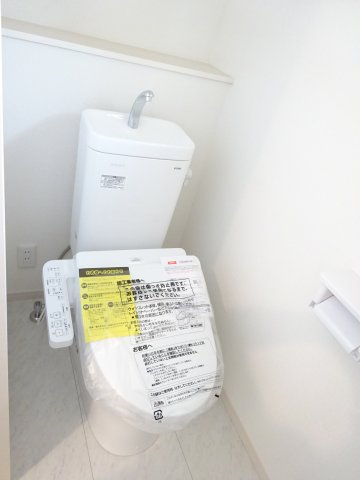 第2中之条町大字伊勢町　新築戸建　1号棟のトイレ|1階トイレです。清潔感のある白を基調としています。
温水洗浄・便座暖房機能の付いた快適なトイレです☆