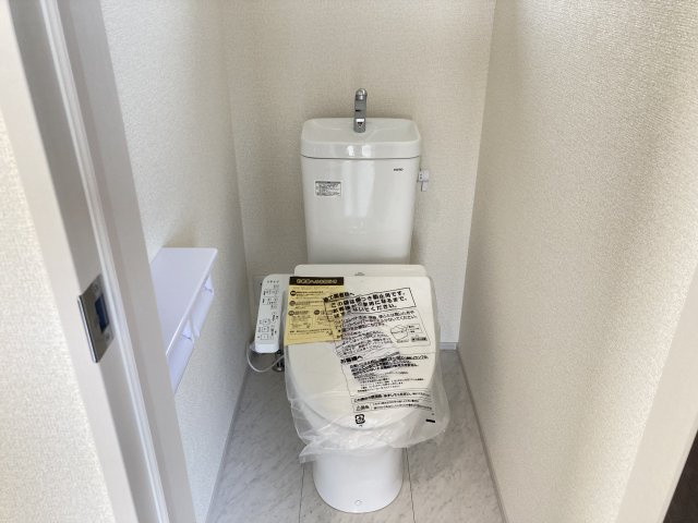 第2中之条町大字伊勢町　新築戸建　1号棟のトイレ|2階トイレです。清潔感のある白を基調としています。
