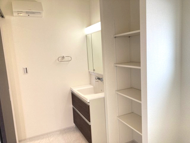 第2中之条町大字伊勢町　新築戸建　1号棟の洗面所|シャワー水栓付き洗面台で朝の身支度もバッチリです！
洗面台には収納スペースもあり洗面室もすっきり片付きますよ！