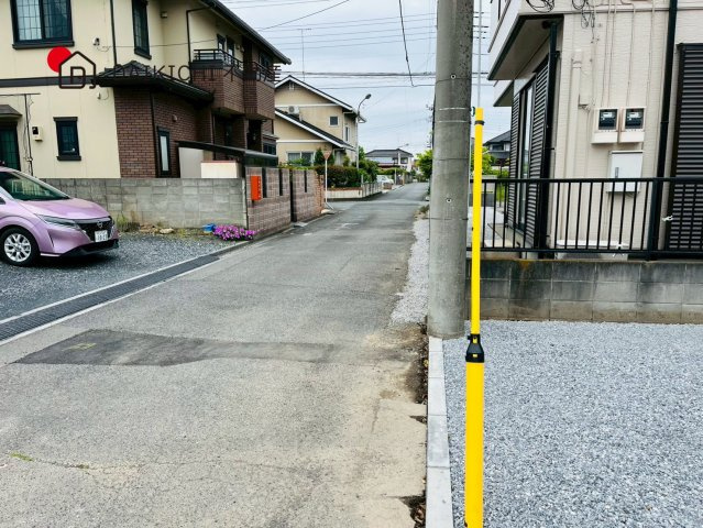 【前面道路含む現地写真】 | ワイウッドコート行田市桜町第1期　新築戸建　全3棟　1号棟