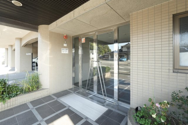 ダイナコート折尾Ⅱ　3階のエントランス