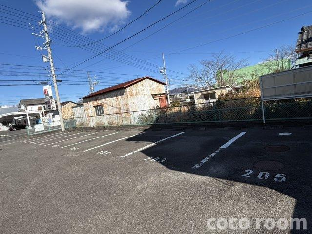 メゾンワルツCの駐車場