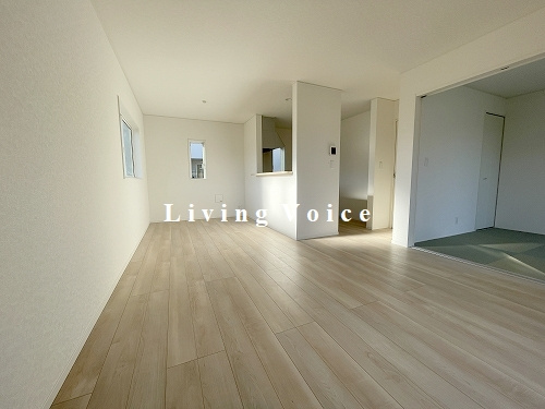 【居間・リビング】 | 【仲介手数料０円】平塚市岡崎第23　新築一戸建て　2号棟　全3棟