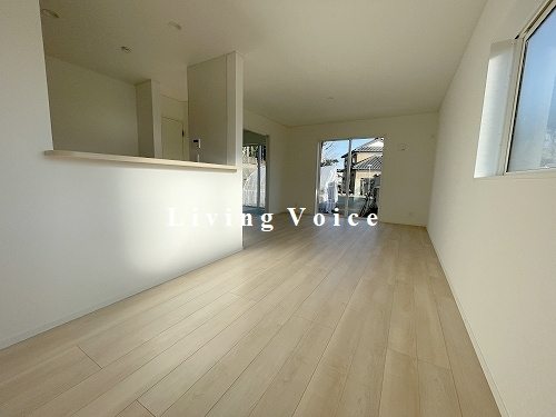 【居間・リビング】 | 【仲介手数料０円】平塚市岡崎第23　新築一戸建て　2号棟　全3棟