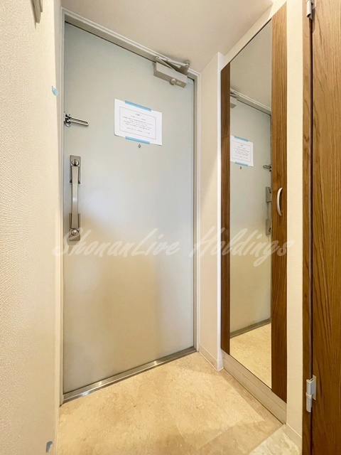 藤沢市本町２丁目の賃貸マンションの玄関