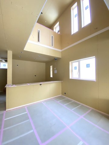 北19条東21丁目　新築2号棟の居間・リビング|吹抜けで明かりと開放感も◎