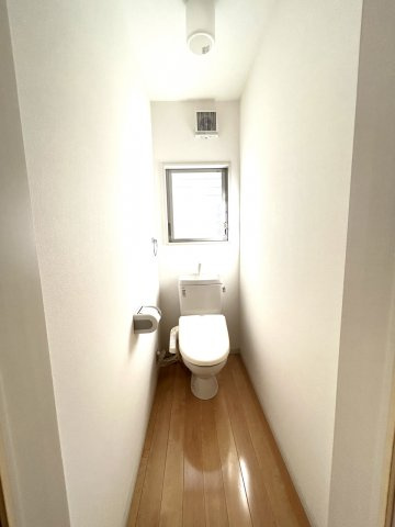 香南市野市町土居　中古一戸建てのトイレ|2階にもトイレがあり、朝の混雑を軽減