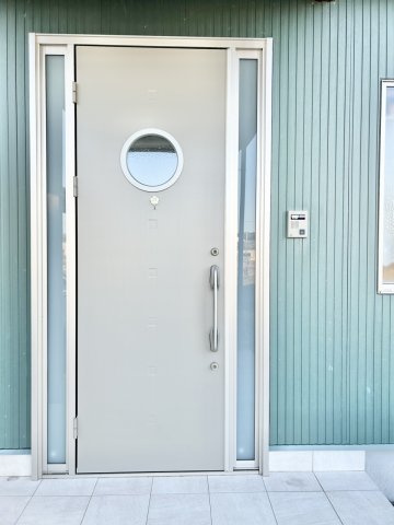 香南市野市町土居　中古一戸建ての玄関|丸窓デザインが印象的な玄関ドア。採光も確保でき、明るい玄関に