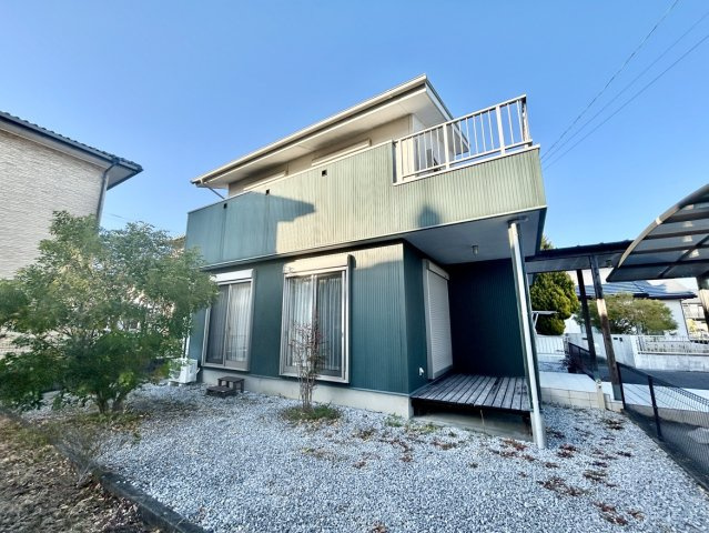 香南市野市町土居　中古一戸建ての間取り|南側に開けた建物背面。バルコニーとお庭があり、陽当たり良好です