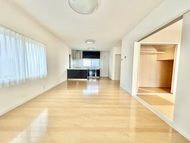 香南市野市町土居　中古一戸建ての居間・リビング|隣接する和室を開ければ、さらに広がるLDK空間