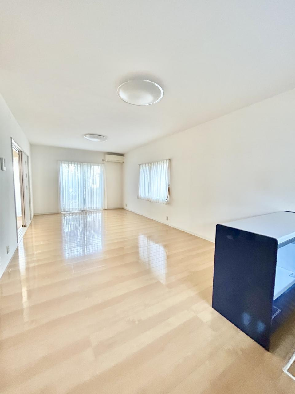 香南市野市町土居　中古一戸建ての居間・リビング|家族が自然と集まる、明るく開放感のあるLDK