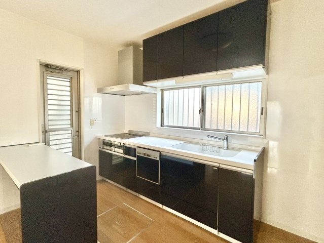 香南市野市町土居　中古一戸建てのキッチン|収納力のあるシステムキッチン。すっきり使える快適空間