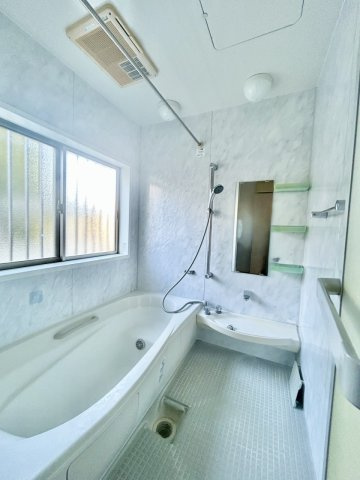 香南市野市町土居　中古一戸建ての浴室|明るく清潔感のある浴室で、気持ちよいバスタイム