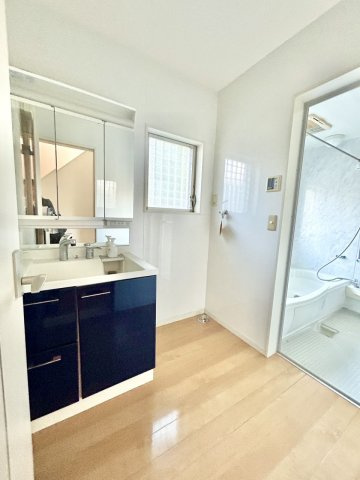 香南市野市町土居　中古一戸建ての脱衣所|三面鏡付き洗面台で、身支度もスムーズ