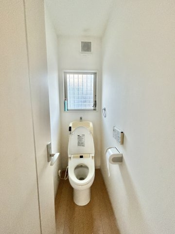 香南市野市町土居　中古一戸建てのトイレ|窓付きで明るく、清潔感のあるトイレ