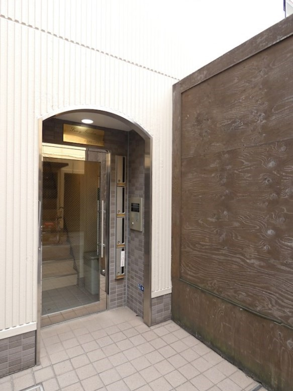 フェアリーガーデン亀戸のエントランス